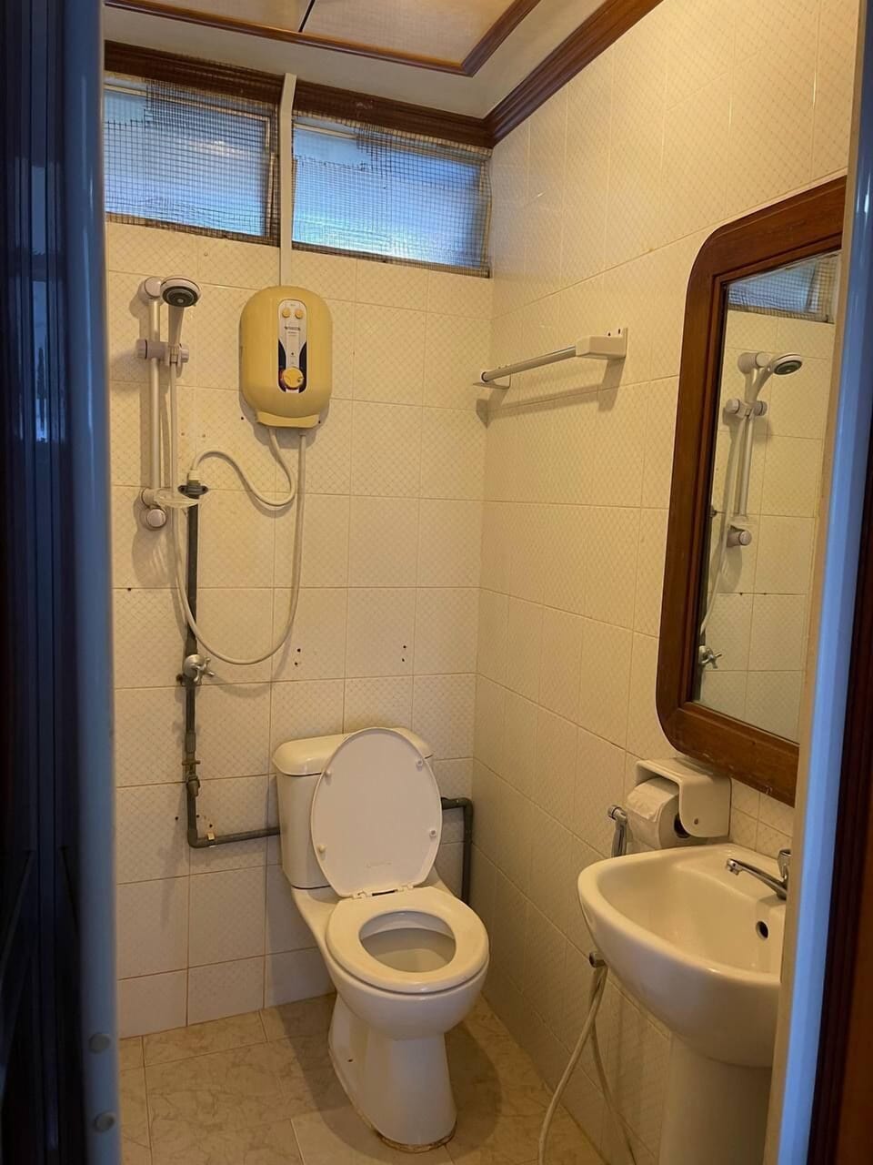 Standard Double Room, Garden View | Bathroom | Free toiletries, bidet, towels