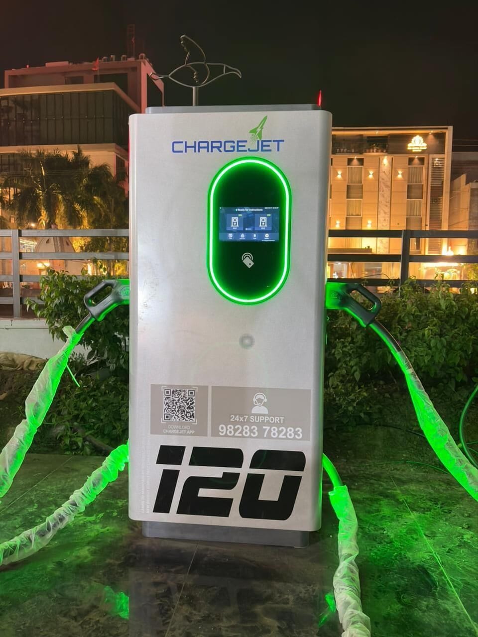 Electric vehicle charging station