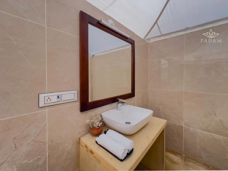 Luxury Double Room, Balcony, Resort View | Bathroom | Shower, hair dryer, towels, soap