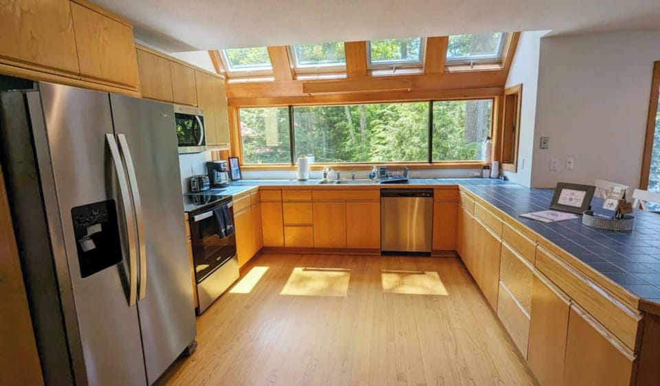 Signature House, 5 Bedrooms, Patio, Lake View | Private kitchen | Fridge, microwave, oven, stovetop
