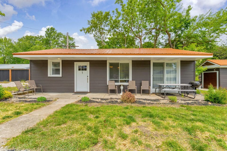 Pull up and instantly feel the chill—Cottage 1 is serving up retro curb appeal and summer-lovin’ vibes all day.