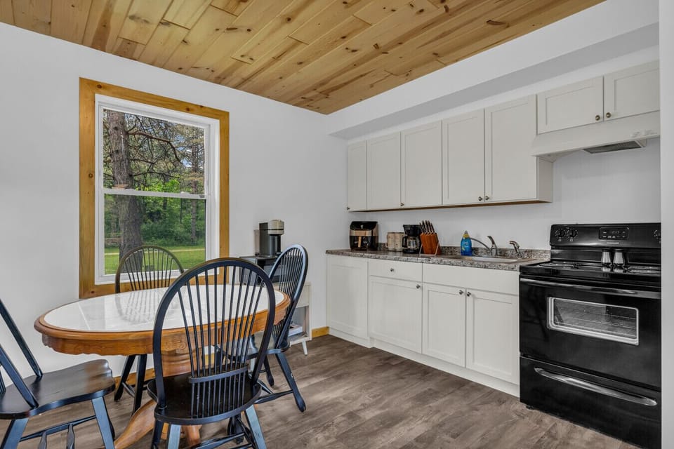 Open layout into kitchen – From couch to coffee in four steps. The definition of vacation efficiency.