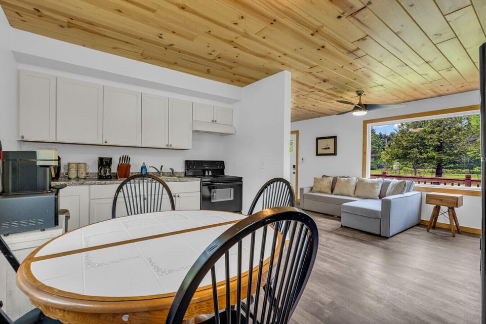 Kitchen & dining space – Full kitchen meets your morning coffee needs, late-night snack missions, and everything in between.
