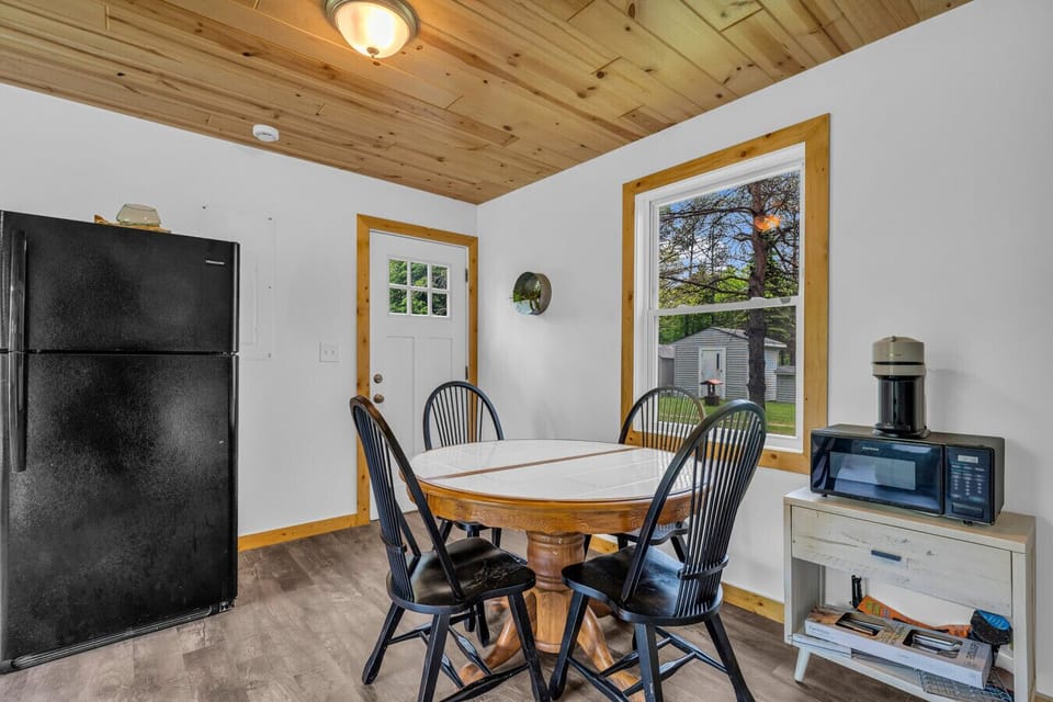More kitchen magic – Vintage table meets modern updates. Dine in, play cards, plan beach day #2—this space is ready for it all.