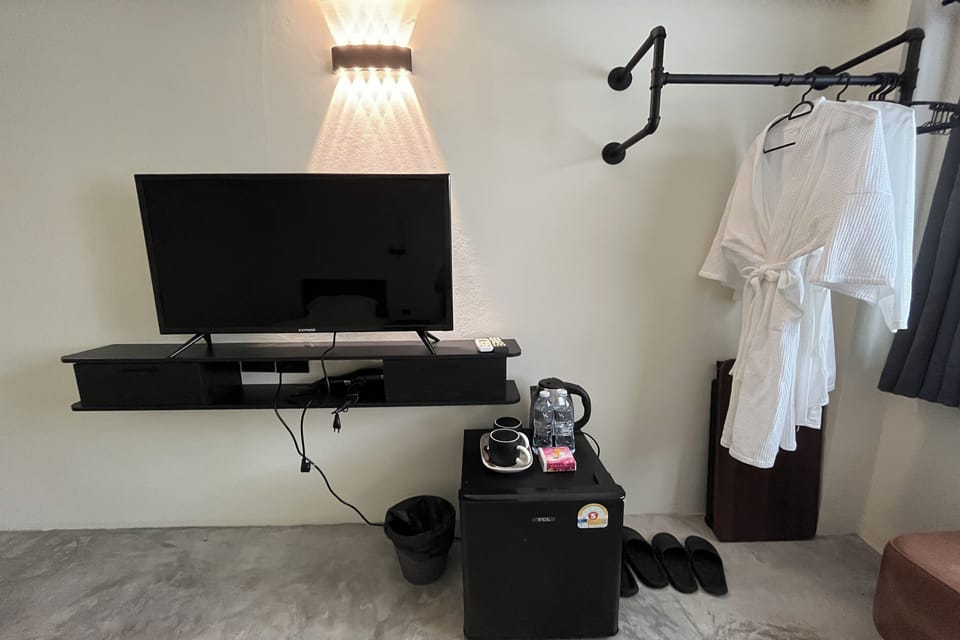 Deluxe Twin Room | In-room safe, desk, blackout drapes, free WiFi