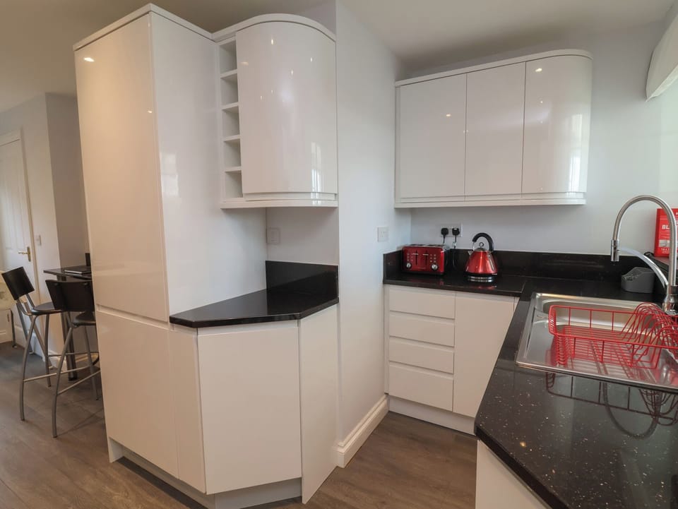 Cottage | Private kitchen | Fridge, microwave, dishwasher, toaster