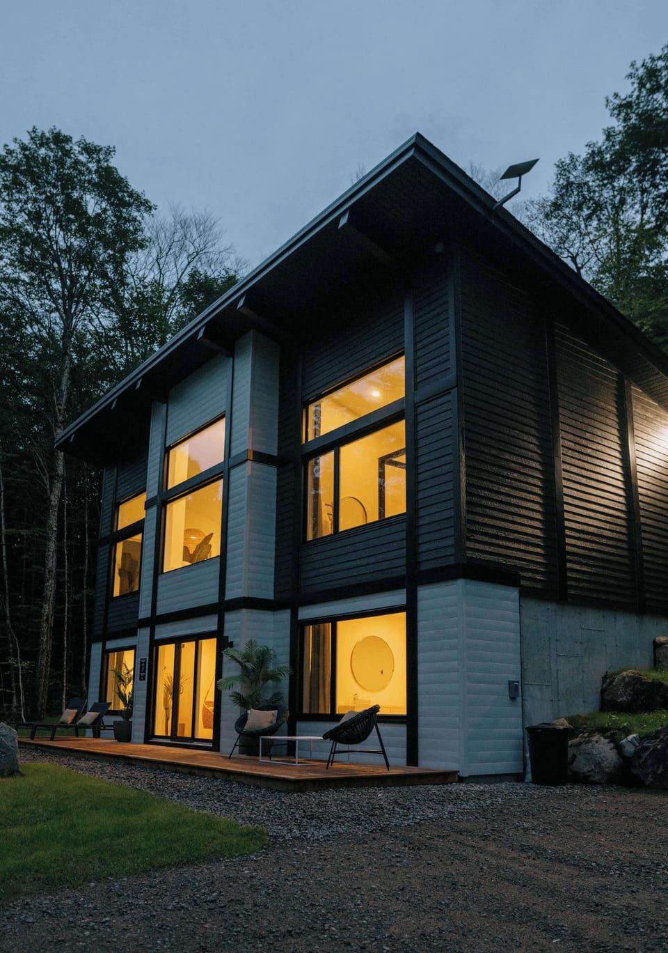 La lumière chaleureuse du chalet qui éclair la forêt