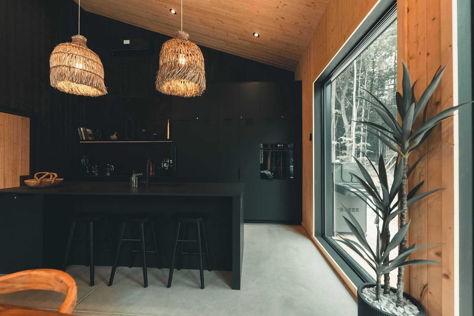 The black on black kitchen is a piece of design. WE love it 😍