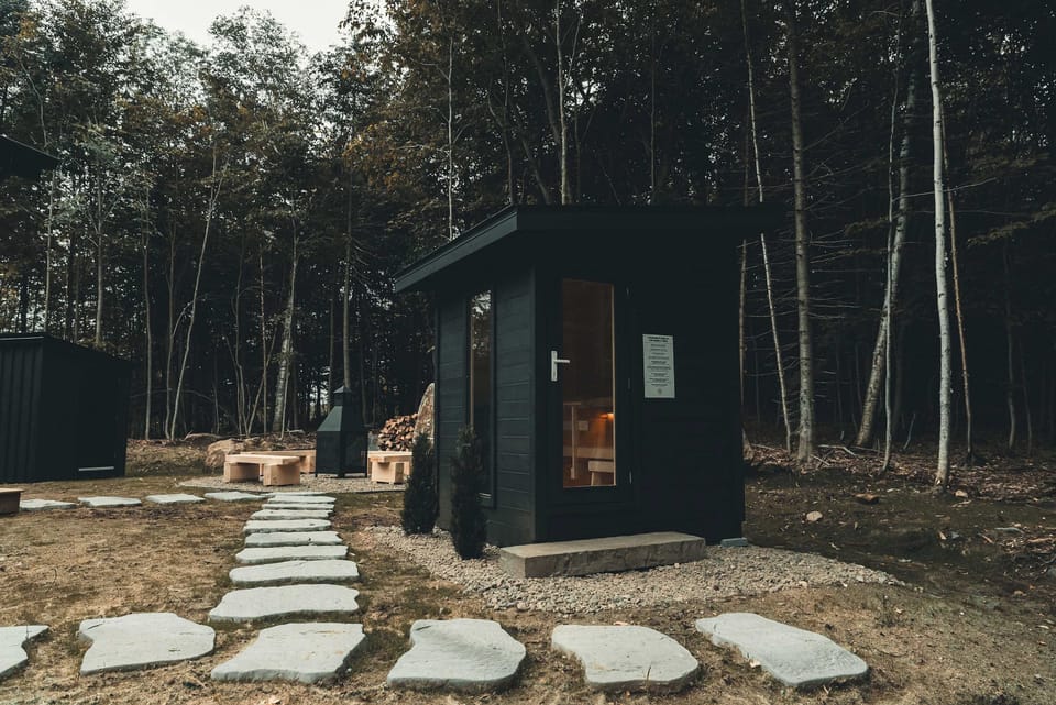 Le sauna extérieur. Le cadran digital est dans la cuisine. Simplement partir le sauna, attendre qu'il se réchauffe et aller à l'intérieur pour un moment de pure détente...