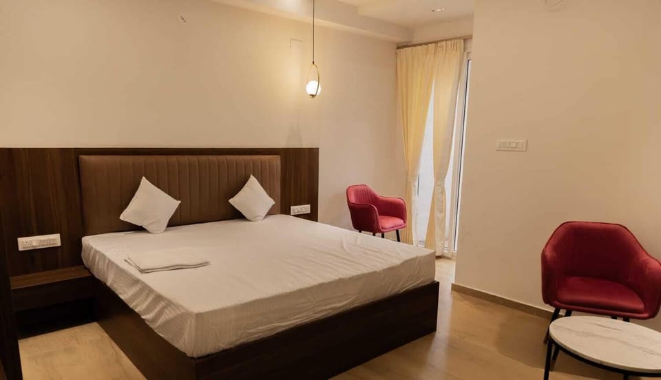 Premium Double Room, 1 King Bed | Free WiFi, bed sheets