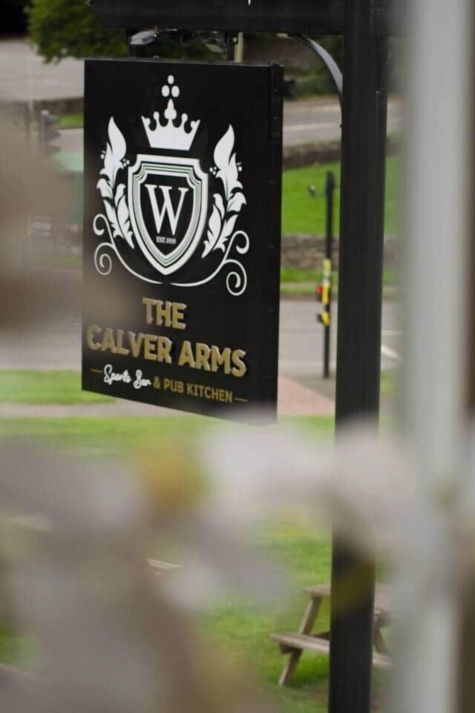 The Hideaway at Calver Arms is a cosy, stylish apartment for six in the heart of the Peak District. Set above a friendly village pub, it’s perfect for walkers, families and explorers, with scenic trails and top sights like Chatsworth close by.