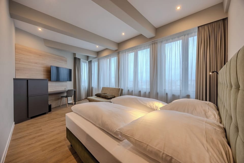 Comfort Triple Room | In-room safe, soundproofing, iron/ironing board, free WiFi