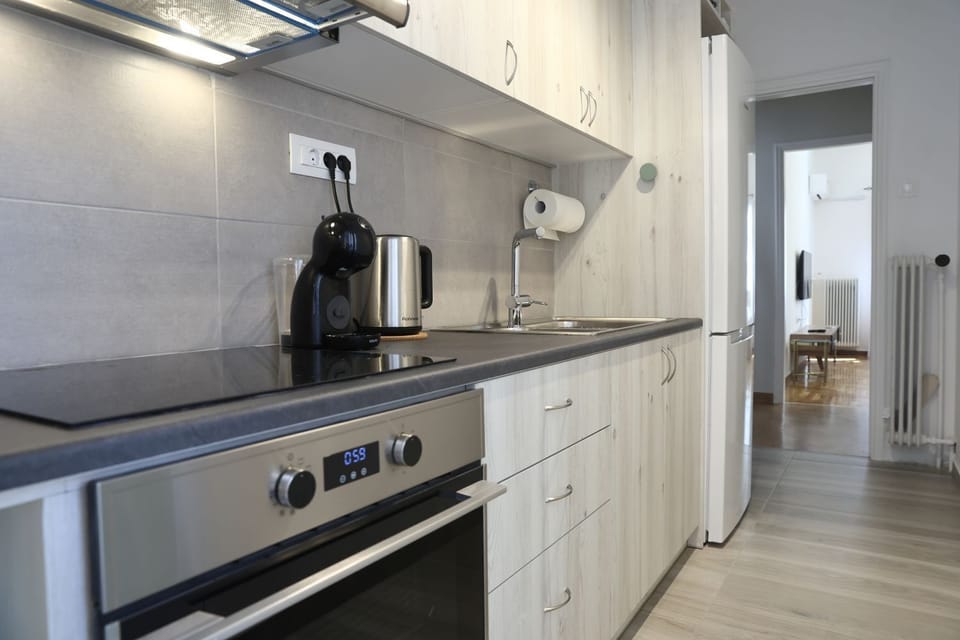 Comfort Apartment, Kitchen | Private kitchen | Full-size fridge, oven, stovetop, coffee/tea maker