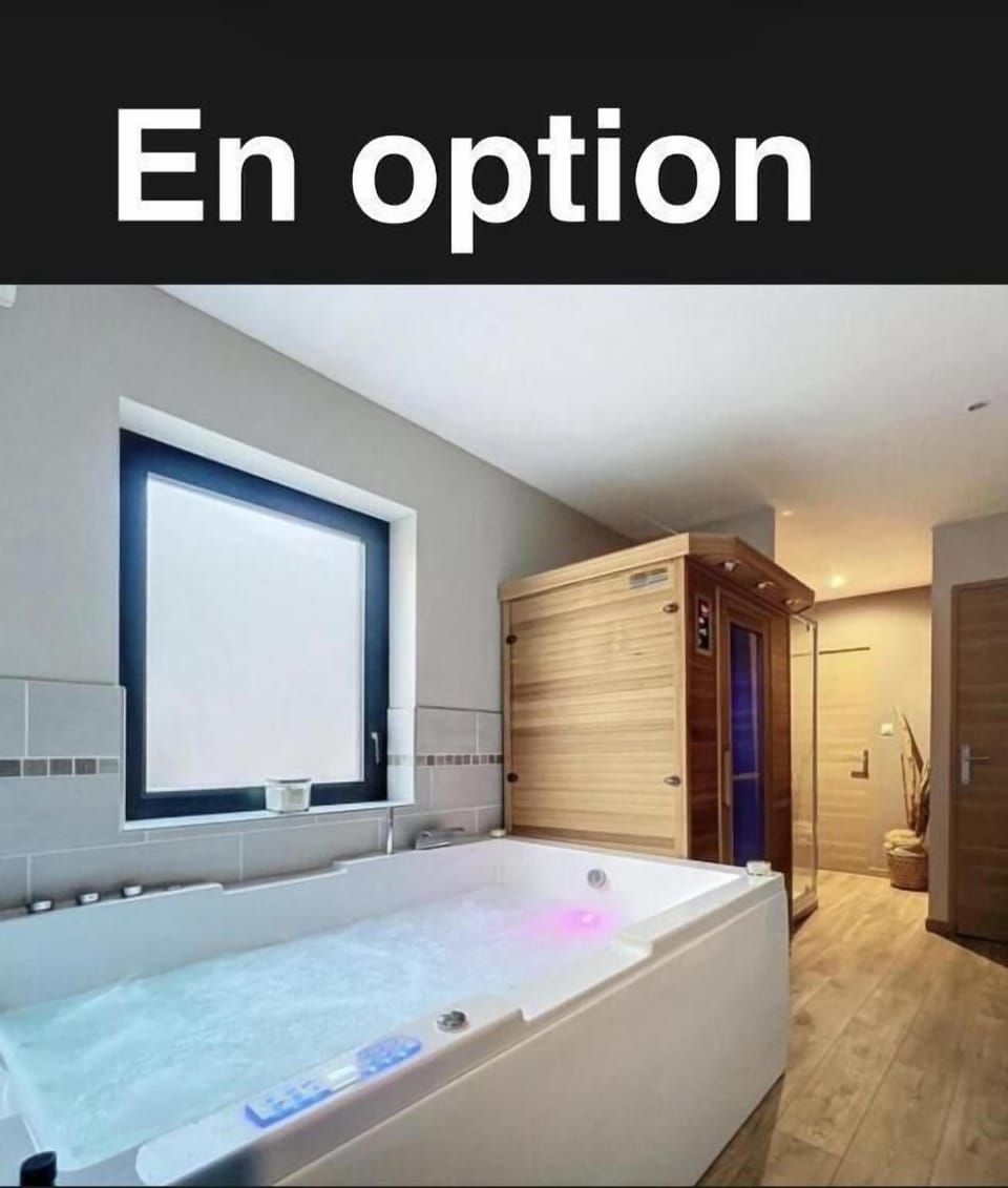 Superior Double Room, Courtyard View | Bathroom
