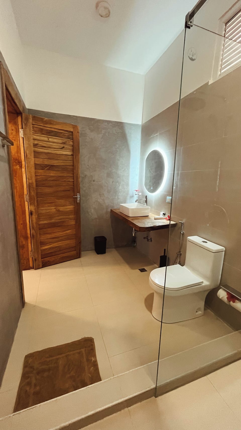 Deluxe Suite, Pool View | Bathroom | Separate tub and shower, rainfall showerhead, hair dryer, slippers