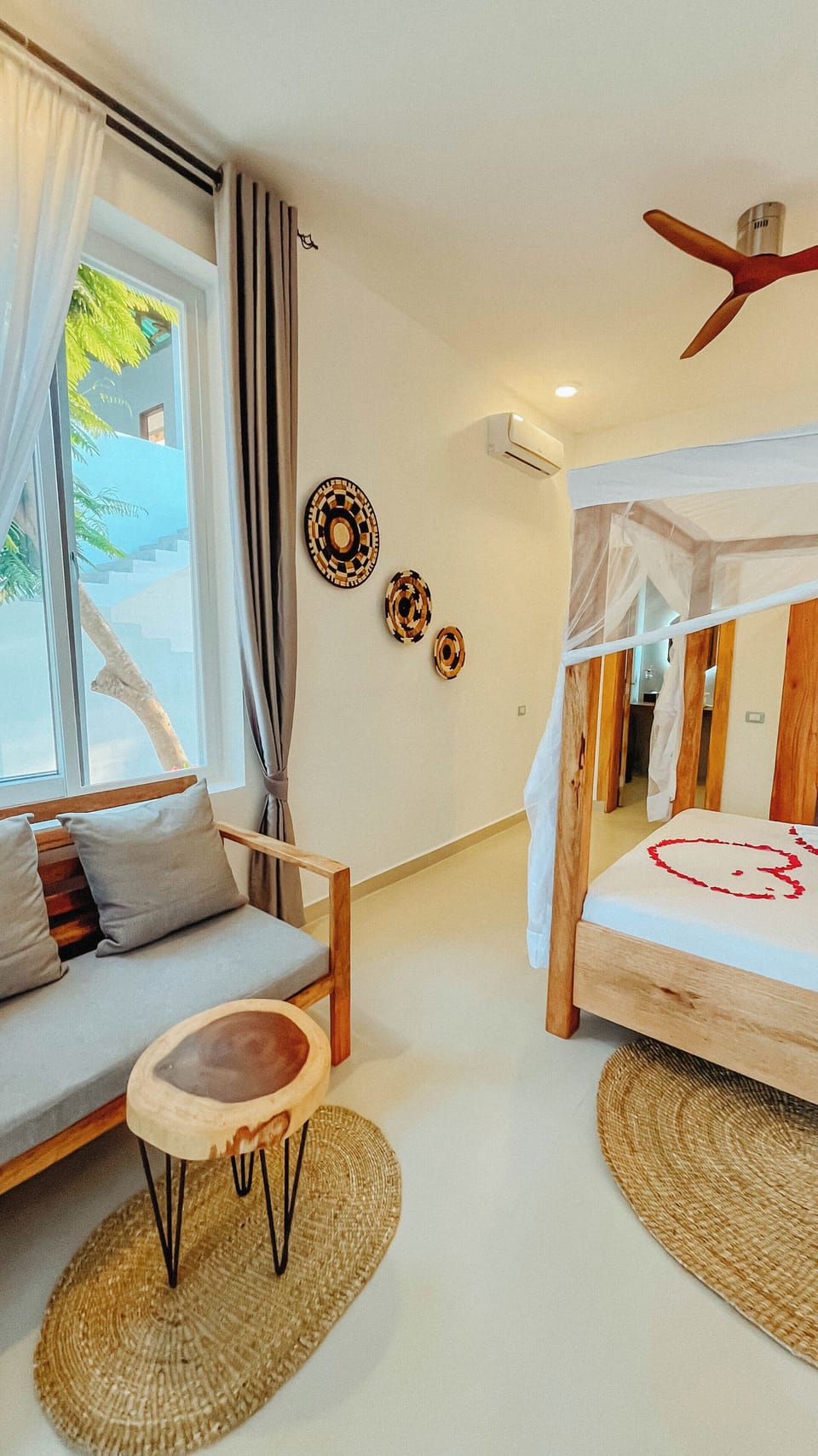 Deluxe Suite, Pool View | Living area | Fireplace