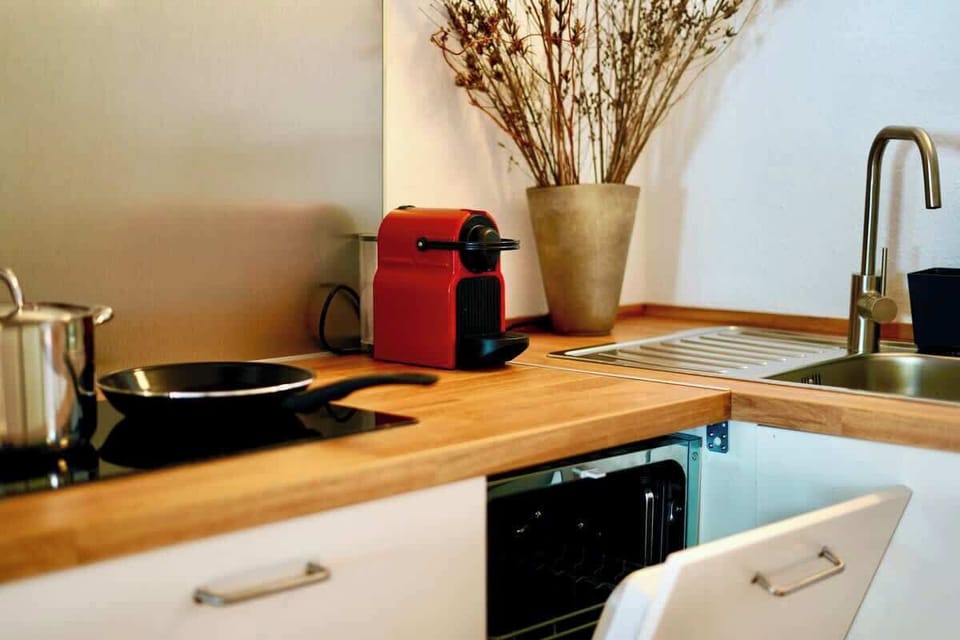 Du willst Dir und Deinen Freunden oder Deiner Familie ein leckeres Essen vor dem Ausgehen kochen? Kein Problem, unsere voll ausgestattete Küche bietet Dir alles, was Du für ein köstliches Essen benötigst!