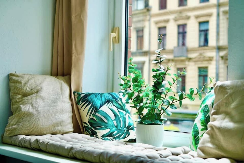 Chillen mit dem perfekten Blick auf das vibrierende Leben in der City? Kein Problem: unsere gemütlichen Sitz-Areas bieten die perfekte Aussicht zum Entspannen, Lesen oder Arbeiten.