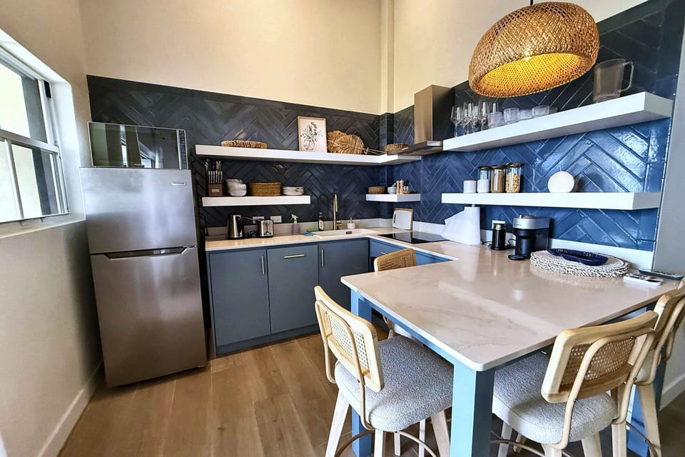 Apartment, 2 Bedrooms, Balcony, Ocean View | Dining room