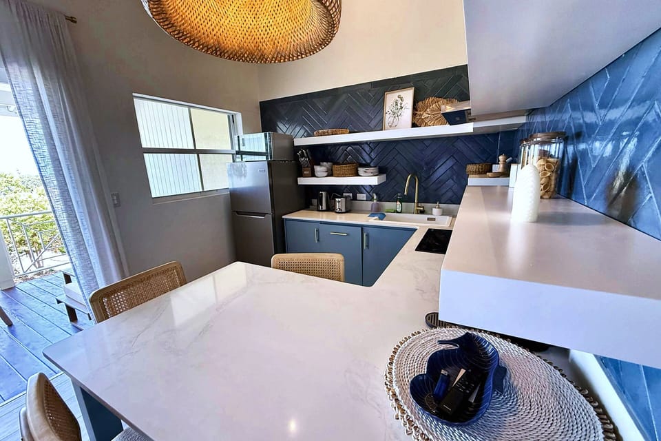 Apartment, 2 Bedrooms, Balcony, Ocean View | Dining room