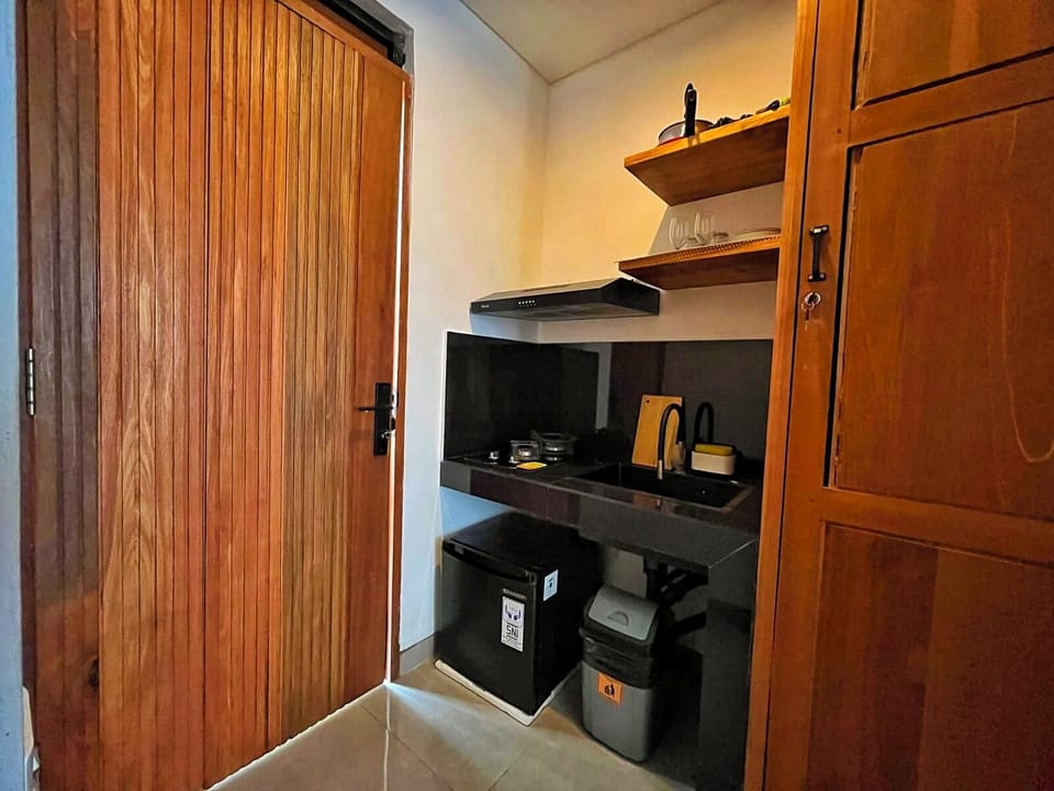 Apartment, Balcony, Pool View | Private kitchen | Mini-fridge, stovetop, dishwasher, cookware/dishes/utensils