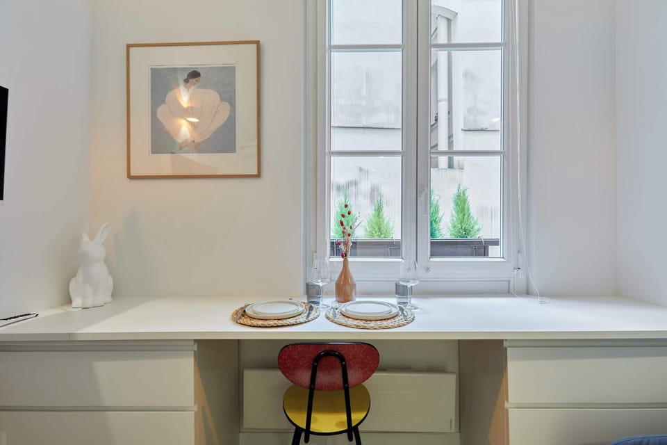 Salon avec canapé et espace repas ou bureau