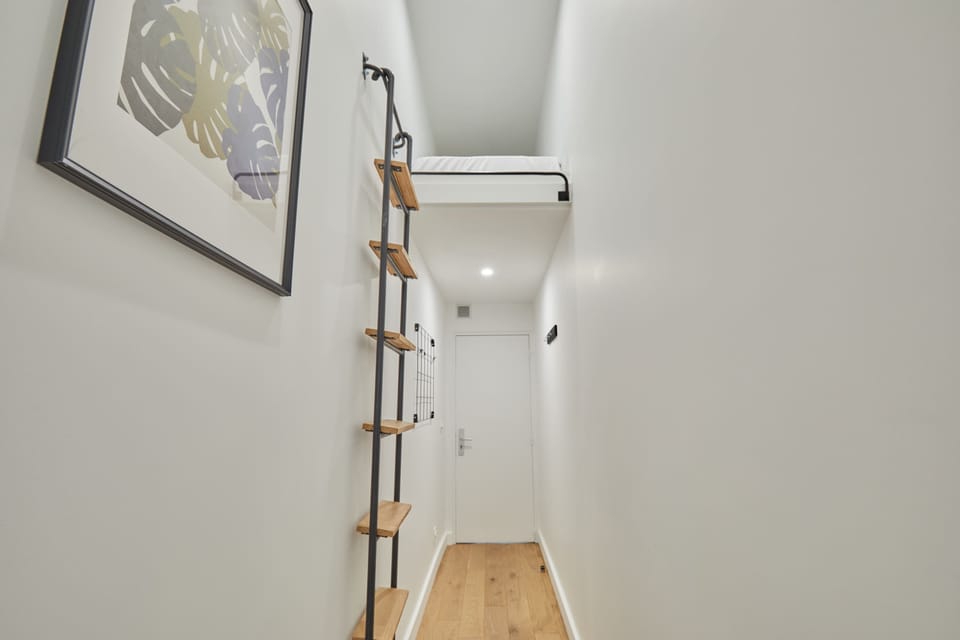 Lit simple en mezzanine accessible par une échelle