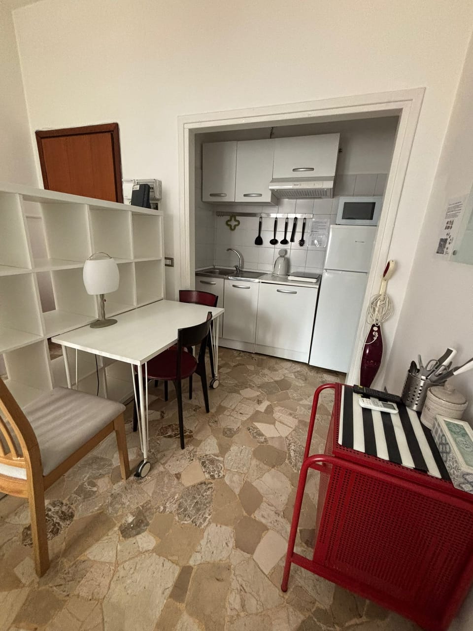 Studio, 1 Double Bed | Private kitchen | Electric kettle, dining tables
