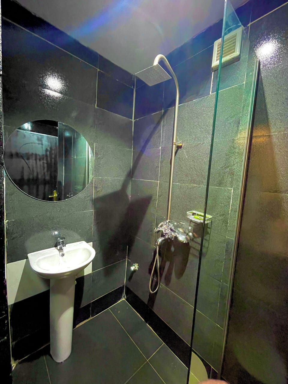 Hydromassage showerhead, free toiletries, towels, soap