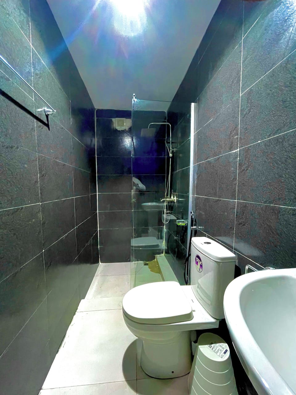Double Room | Bathroom | Hydromassage showerhead, free toiletries, towels, soap