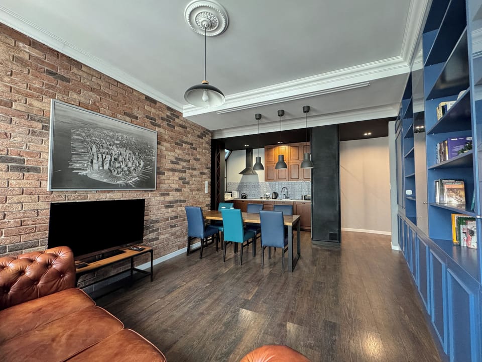 Comfort Apartment, City View | Living room | Smart TV