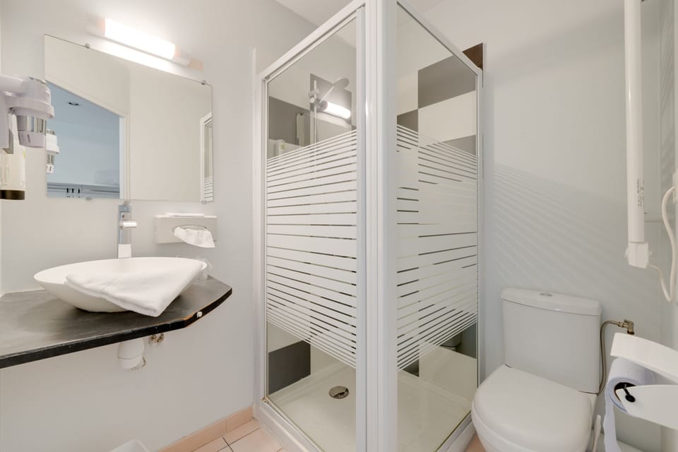 Standard Twin Room, 2 Twin Beds, Non Smoking | Bathroom | Free toiletries, hair dryer, towels, soap