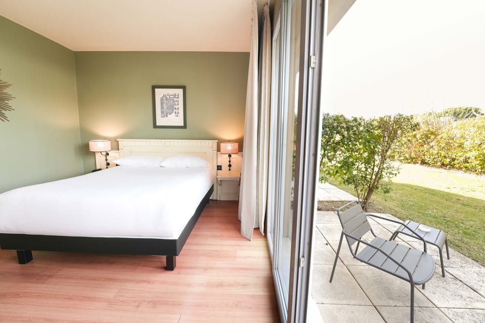 Junior Double Room, Terrace | Individually decorated, individually furnished, desk, laptop workspace