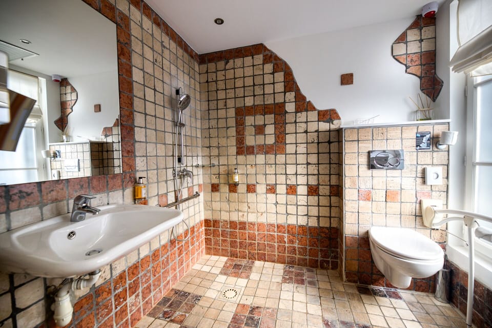 Superior Double Room, Accessible, Ensuite | Bathroom | Shower, free toiletries, hair dryer, towels