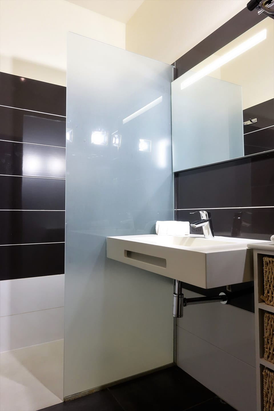 Quadruple Room | Bathroom | Shower, hair dryer, towels