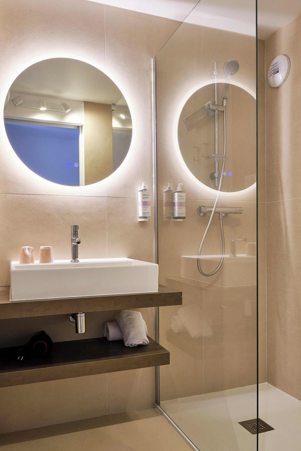 Basic Twin Room | Bathroom | Hair dryer, towels, soap, shampoo