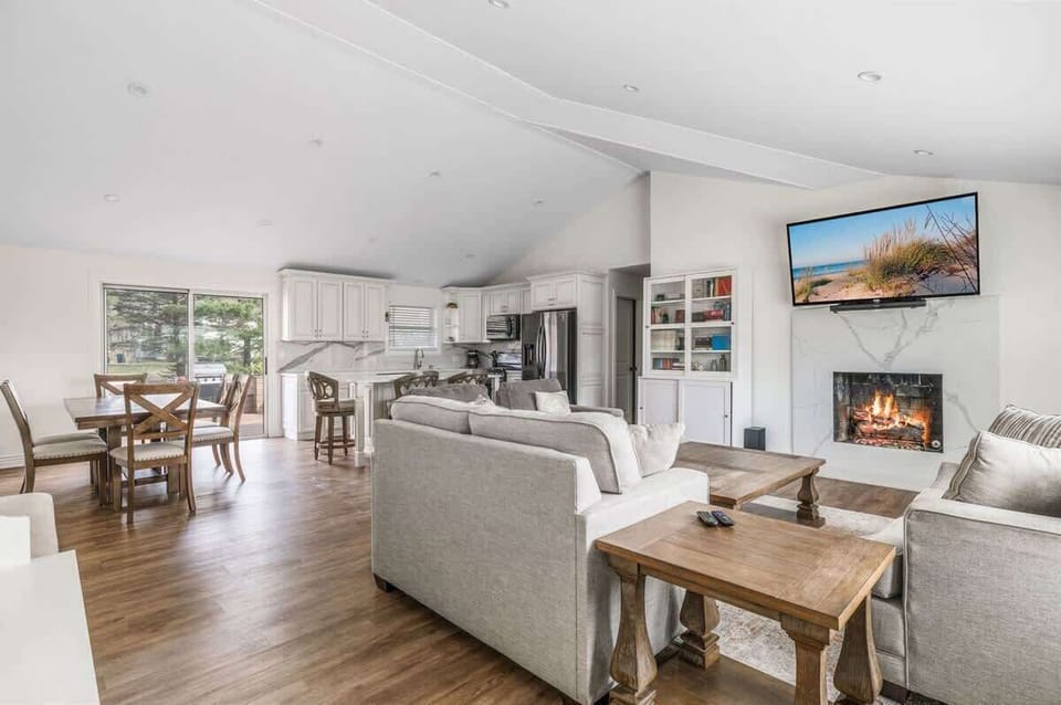 Open layout, stay for naps, come for snacks, fireside vibes & living room magic.