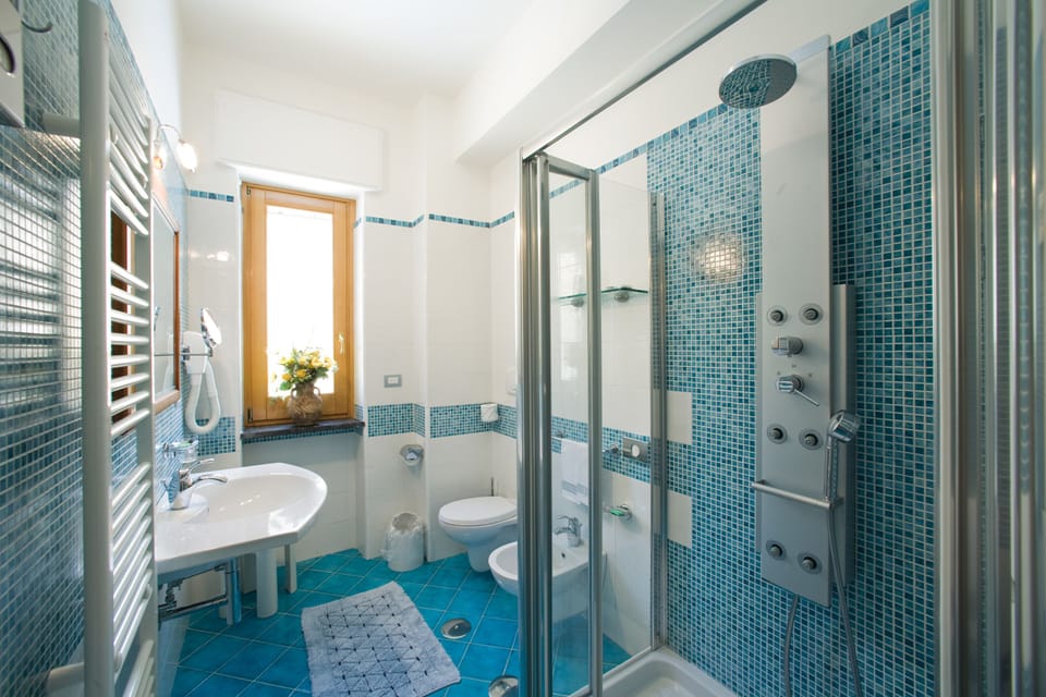 Superior Double Room, Non Smoking | Bathroom | Shower, free toiletries, hair dryer, slippers