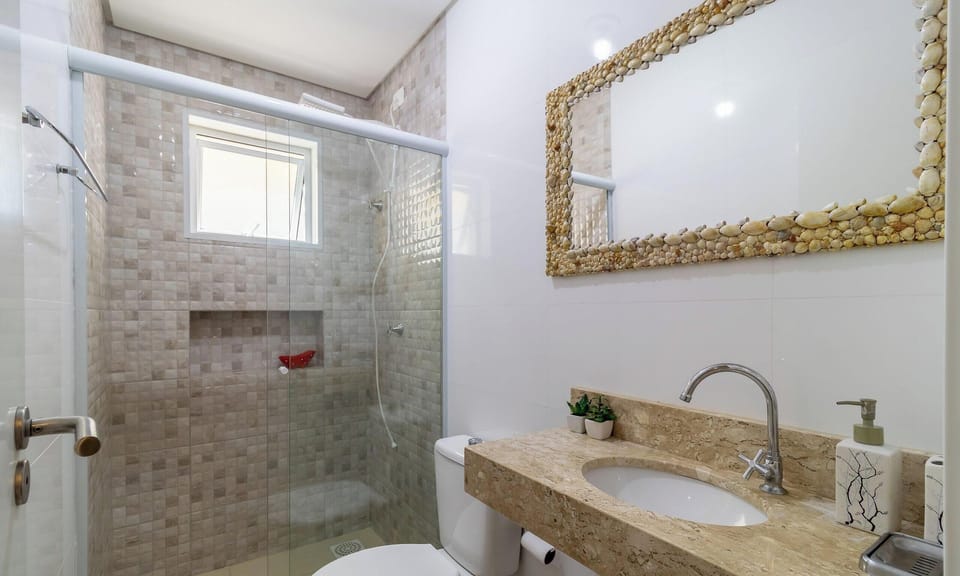 Basic Apartment | Bathroom | Free toiletries
