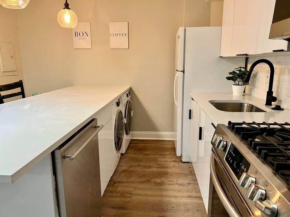 Beautiful brand new 
fully equipped kitchen 