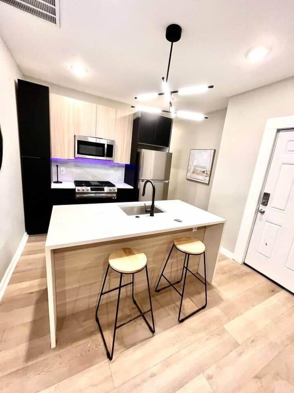 Full kitchen with breakfast bar.