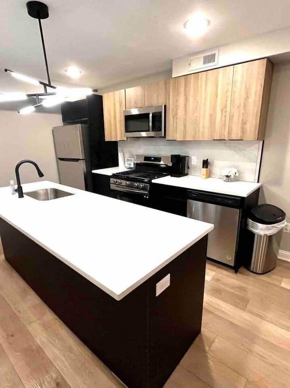 All brand new beautiful big kitchen , breakfast bar, fully loaded with all the amenities.