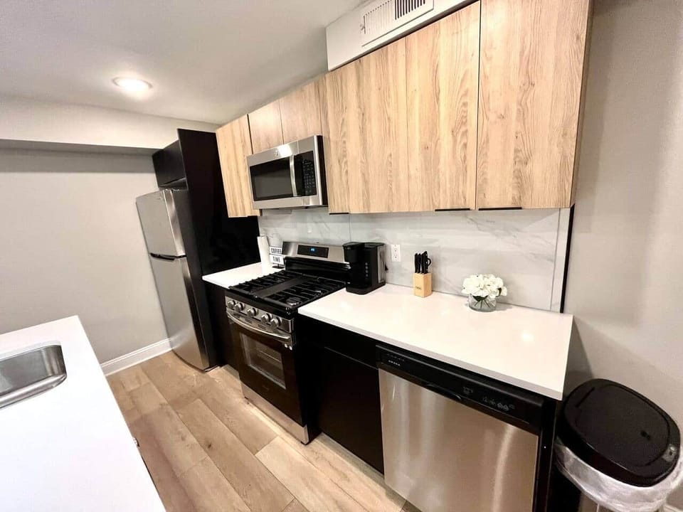 All brand new beautiful big kitchen , breakfast bar, fully loaded with all the amenities.