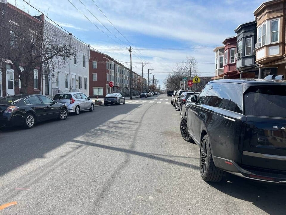 House street , very quiet with plenty of free parking .