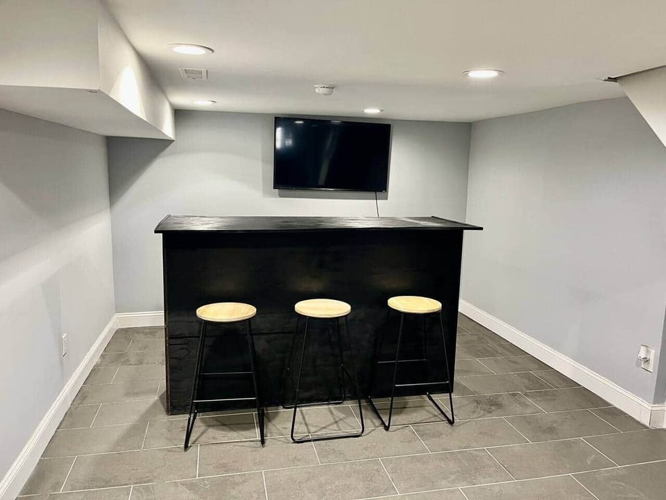 Finished basment with bar ,and flat tv,
