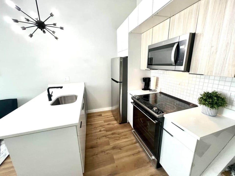 Full kitchen with all the amenities, breakfast bar, dishwasher, microwave, refrigerator, full oven range, coffee machine,garbagedisposal, dishes and cookware.