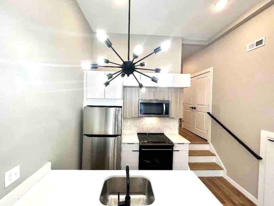 Full kitchen with all the amenities, breakfast bar, dishwasher, microwave, refrigerator, full oven range, coffee machine,garbagedisposal, dishes and cookware.