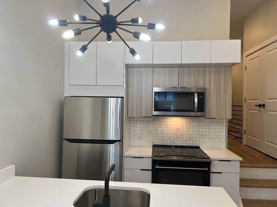 Full kitchen with all the amenities, breakfast bar, dishwasher, microwave, refrigerator, full oven range, coffee machine,garbagedisposal, dishes and cookware.