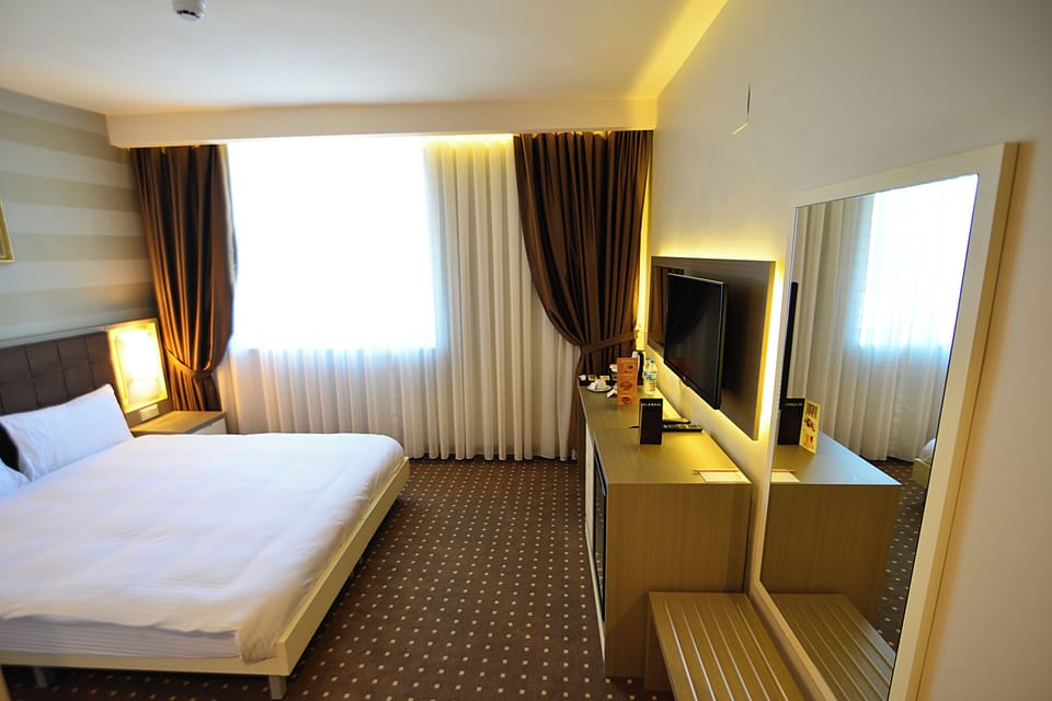 Egyptian cotton sheets, premium bedding, minibar (some free items)