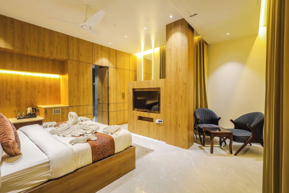Luxury Double Room | Minibar, in-room safe, desk, laptop workspace